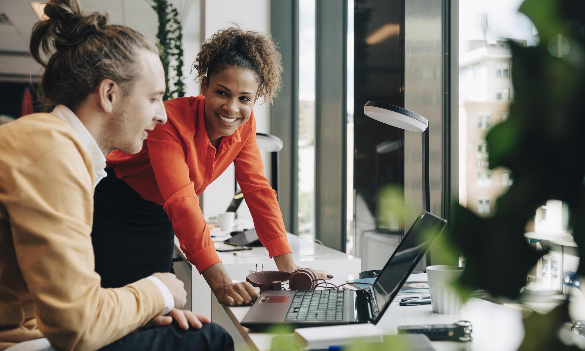 Working meeting in front of a computer