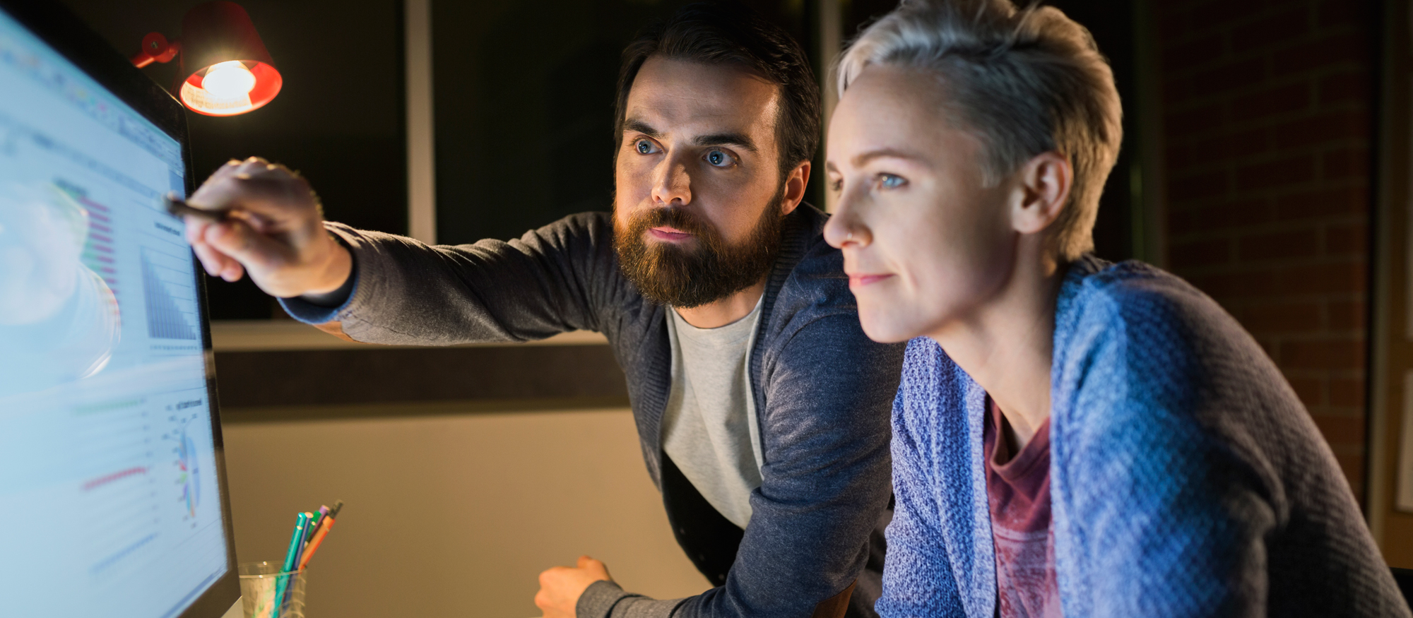 Man och kvinna tittar på en datorskärm