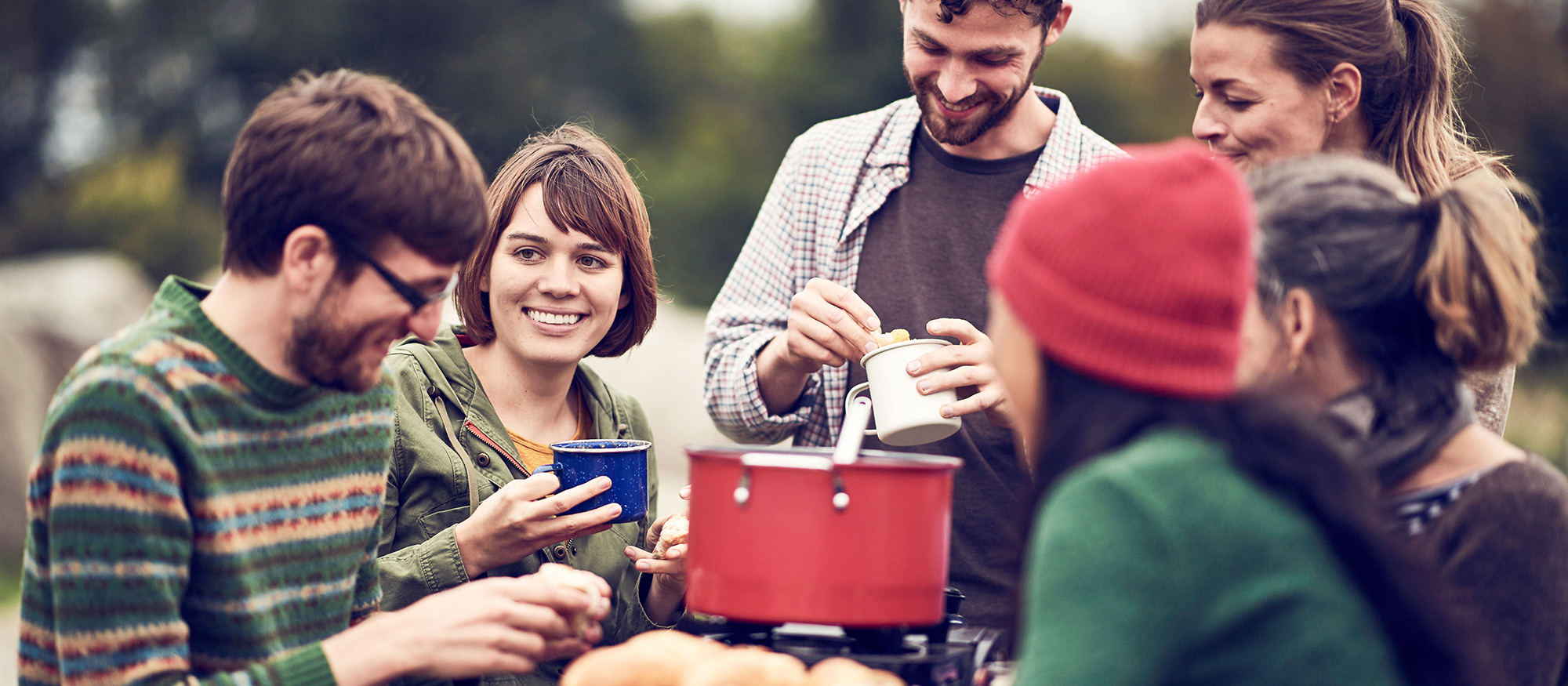 En grupp vänner har höstpicknick